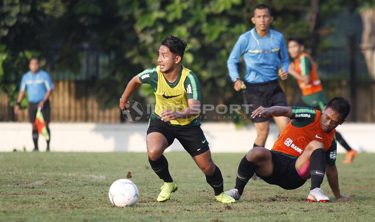 Gian Zola berhasil lepas dari penjagaan ketat lawan. Copyright: Herry Ibrahim/INDOSPORT