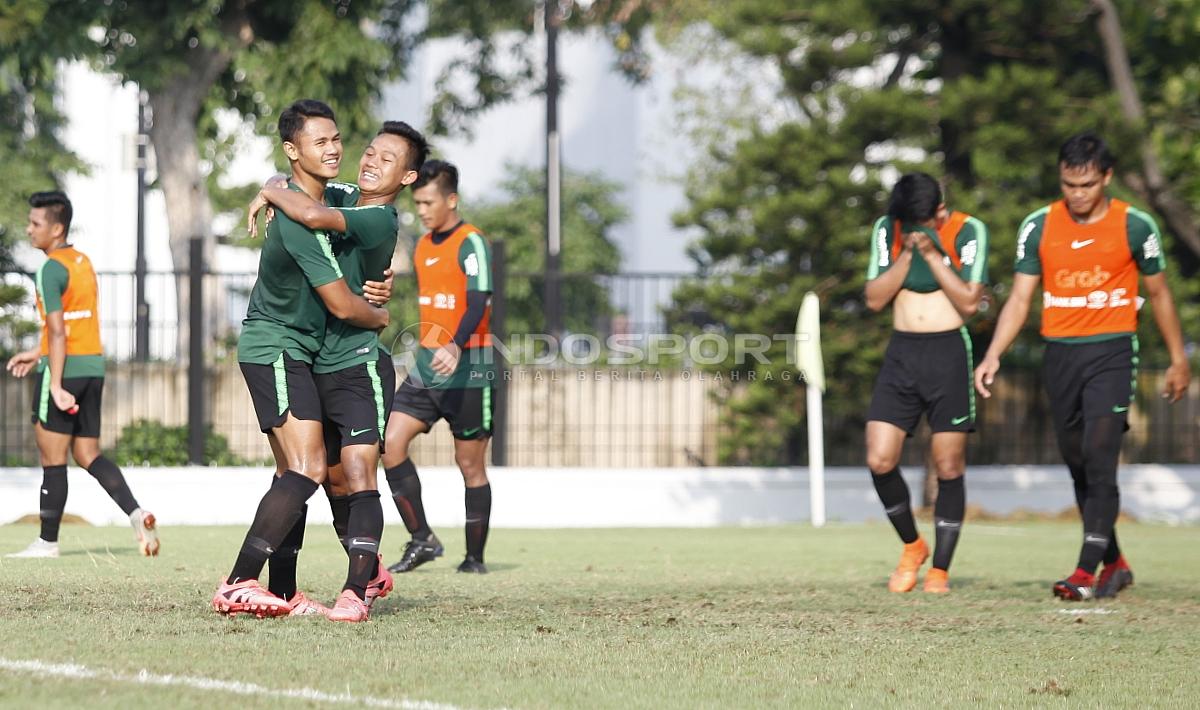 Kegembiraan Sani Rizki Fauzi dengan Dimas Drajad usai cetak gol ke gawang tim rompi orange.