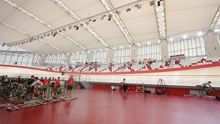 Hall yang mampu menampung 3.500 penonton ini disebut sebagai velodrome yang mempunyai desain mewah dan futuristik.
