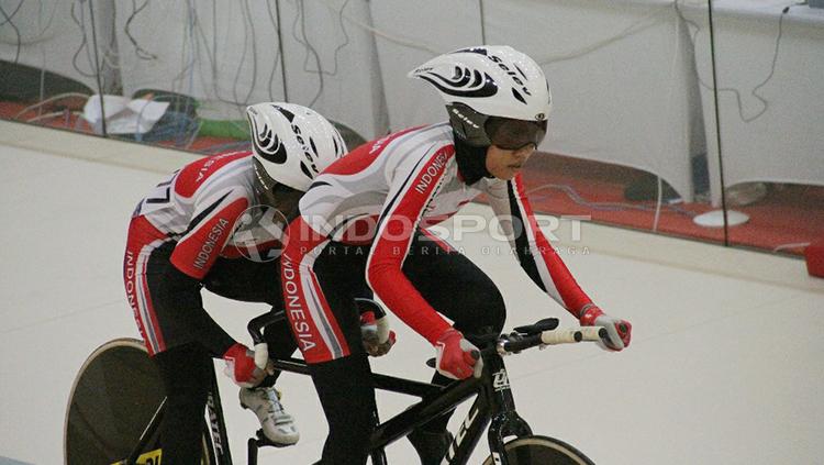 Tim balap sepeda putri Indonesia berlaga dalam berlaga dalam Paracycling B 3000m Individual Pursuit Putri di Jakarta International Velodrome.