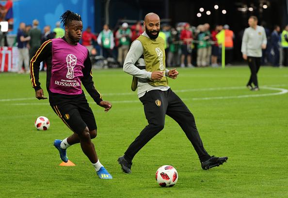 Michy Batshuayi (kiri) dan Thierry Henry saat latihan bersama di Timnas Belgia. Copyright: INDOSPORT