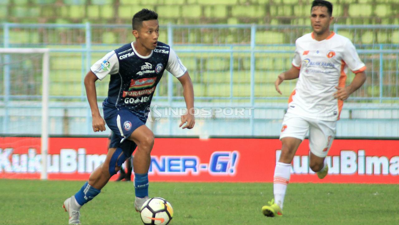 Salah satu aksi Dendi Santoso bersama Arema FC.