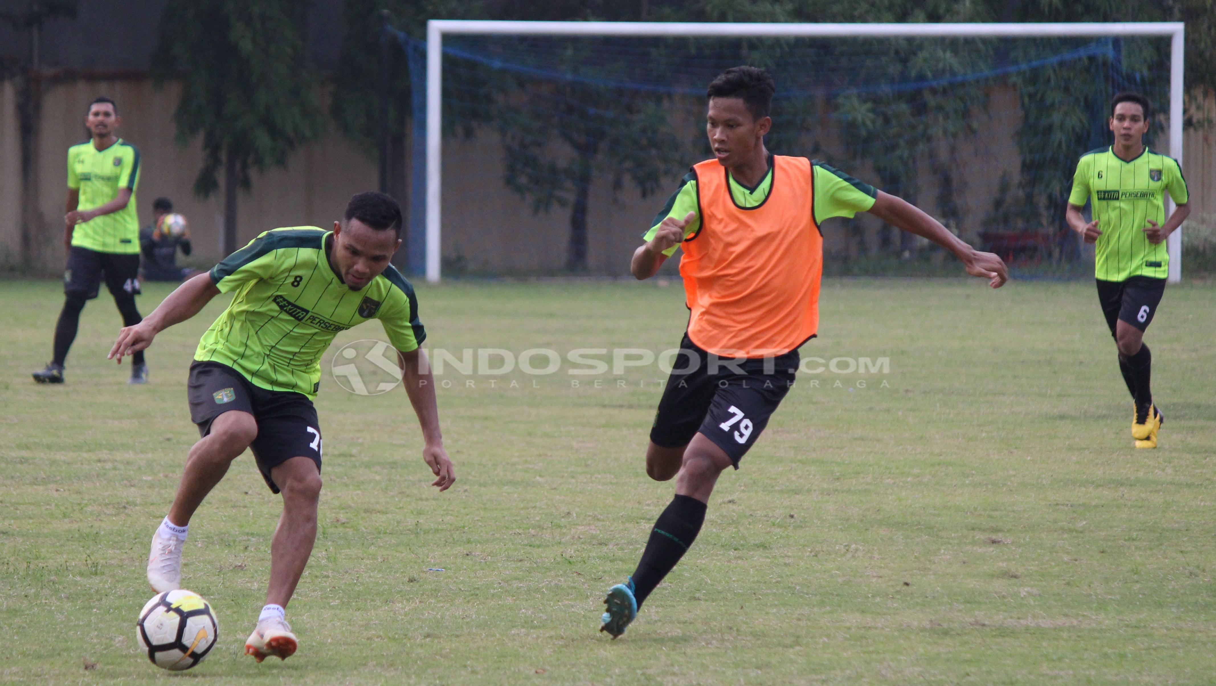 Latihan pramusim Persebaya di Lapangan Polda Jatim, Sabtu (12/01/18). Copyright: Fitra Herdian/INDOSPORT