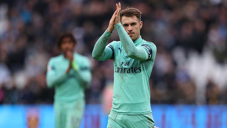 Aaron Ramsey ucapkan terima kasih kepada suporter dengan isyarat menepuk tangan