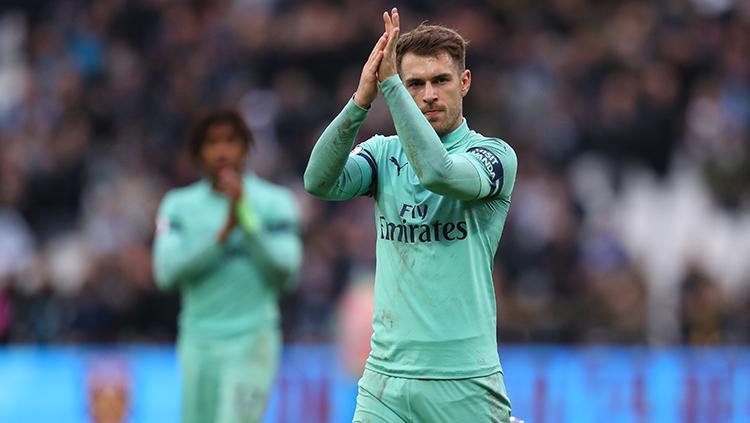 Aaron Ramsey ucapkan terima kasih kepada suporter dengan isyarat menepuk tangan Copyright: INDOSPORT