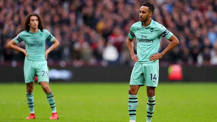 Pierre-Emerick Aubameyang dan Matteo Guendouzi tertunduk lesu setelah gawang dibobol Dechan Rice pada laga Liga Primer Inggris di London Stadium