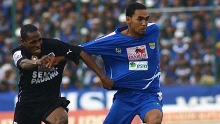 Salim Alydrus (kanan) saat masih bermain untuk Persib Bandung Copyright: Istimewa