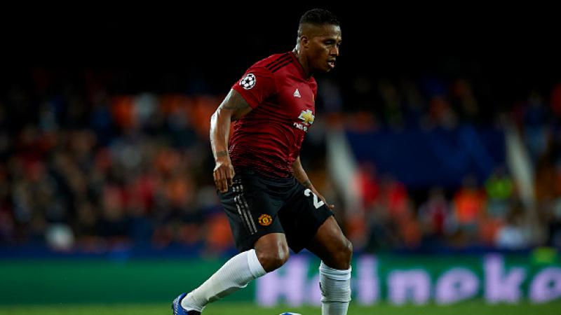 Eks pemain klub Liga Inggris, Manchester United, Antonio Valencia, merengkuh gelar Copa Ecuador bersama LDU Quito usai menang agregat 3-3 melawan Delfin, Sabtu (16/11/19).