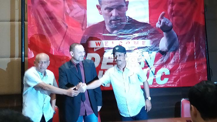 Potret kesepakatan Dejan Antonic resmi jadi pelatih Madura United Copyright: Fitra Herdian/Indosport