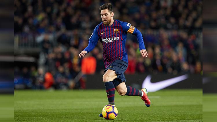 Pemain megabintang Barcelona, Lionel Messi tengah membawa bola. - INDOSPORT