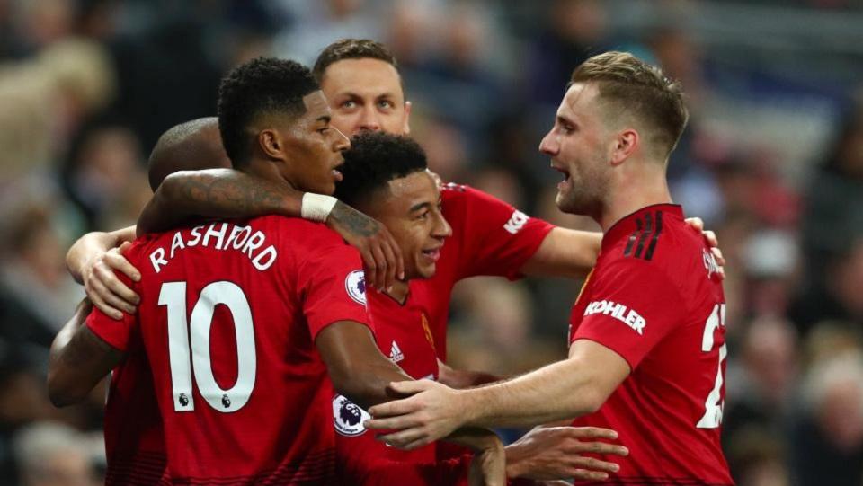 Selebrasi Marcus Rashford dan rekan setim Manchester United usai cetak gol ke gawang Tottenham Hotpur Copyright: Talksport
