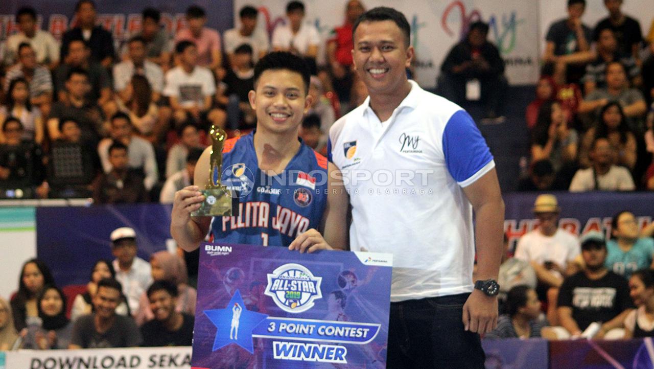 Point guard utama Pelita Jaya Jakarta, Andakara Prastawa Dhyaksa, tampil memukau dalam IBL Pertamax Three Point Contest 2019.