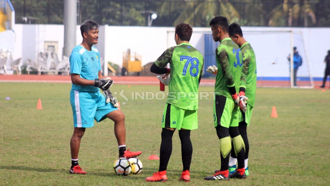 Gatot Prasetyo (kiri) saat melatih tiga kiper Persib Bandung.