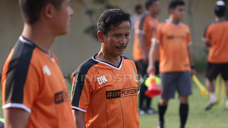Djadjang Nurdjaman memperhatikan anak didiknya latihan di Lapangan Polda Jatim. Senin (14/1/19).