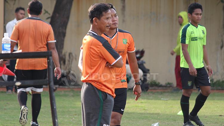 Djadjang Nurdjaman dan pelatih fisik Rudy Eka Priyambada. Saat memimpin latihan Persebaya. Senin (14/1/19).