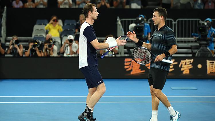 Andy Murray berjabat tangan usai pertandingan Roberto Bautista Agut Copyright: INDOSPORT