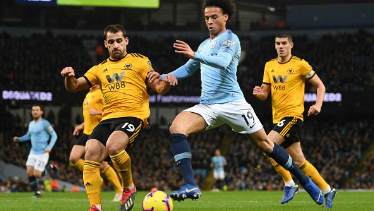 Leroy Sane saat menguasai bola.
