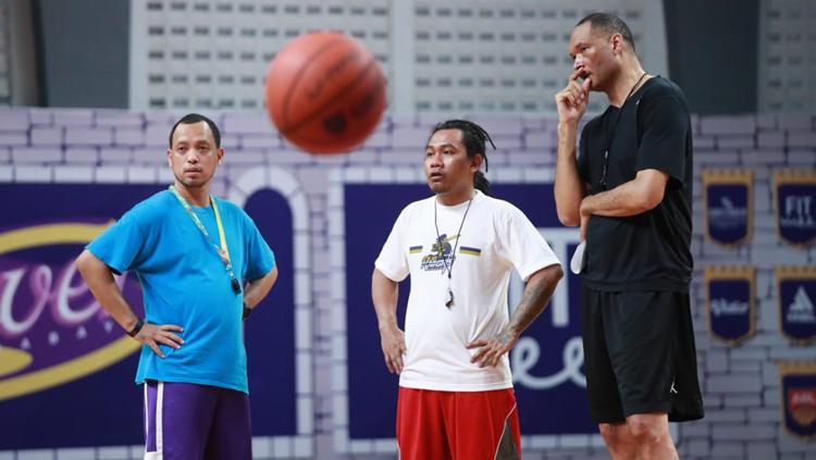 Brian Rowsom, pelatih CLS Knights Surabaya (kanan) bersama jajaranya melihat perkembangan pemain jalani latihan. Copyright: CLS Knights Surabaya