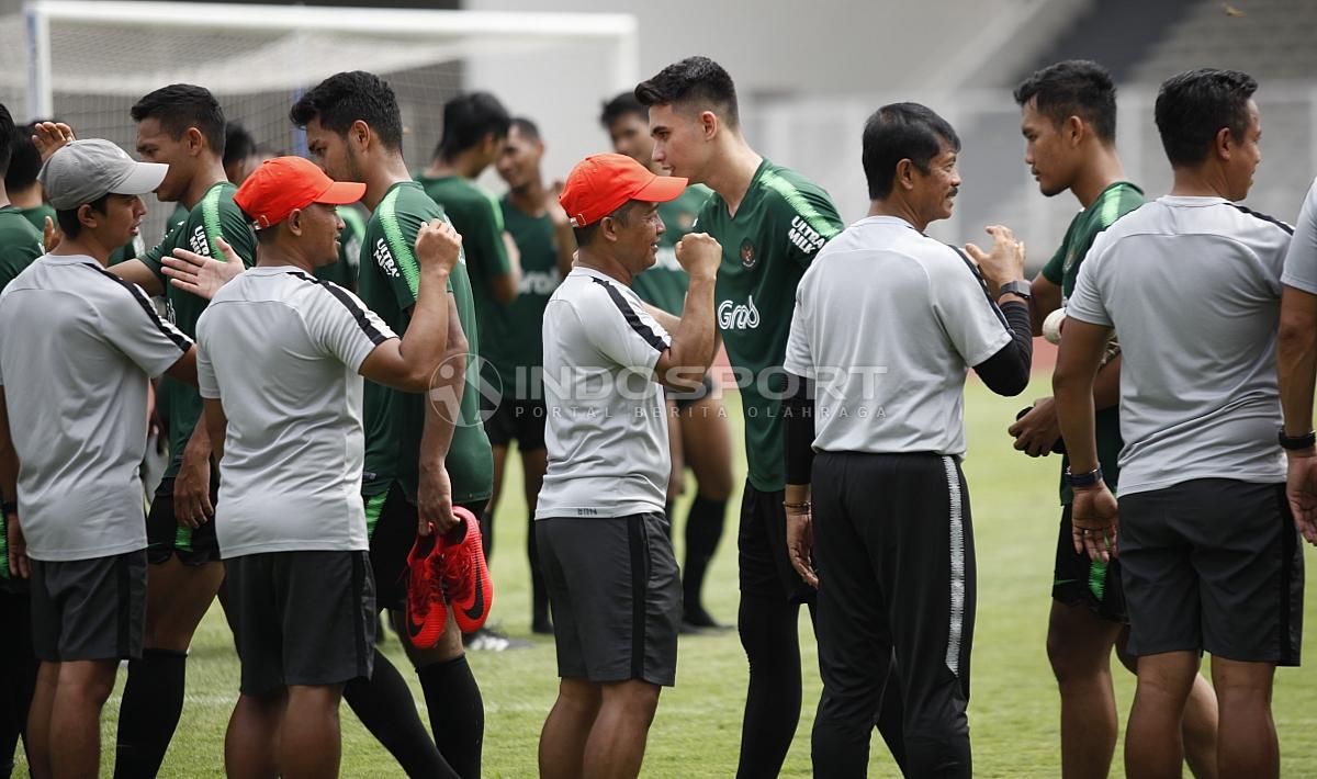 Para pemain, jajaran pelatih, dan ofisial Timnas Indonesia U-22 bersalaman usai melakukan latihan di stadion Madya Senayan.