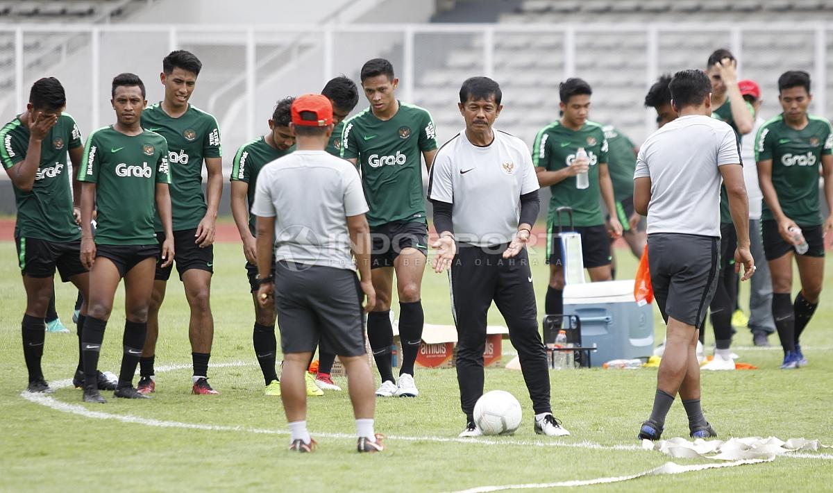 Pelatih Indra Sjafri (tengah) sedang memberikan arahan di sela-sela latihan.