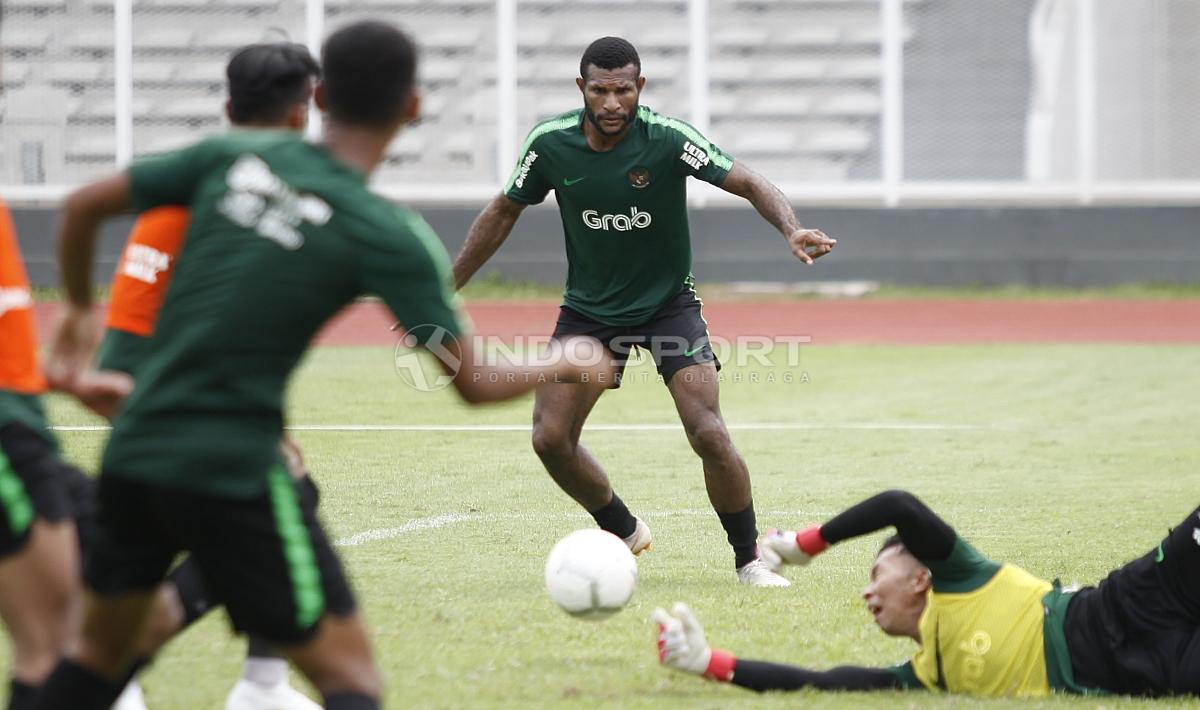 Aksi Marinus Wanewar (tengah) saat mencoba mencetak gol ke gawang yang dijaga kiper Awan Setho. Copyright: Herry Ibrahim/Indosport.com