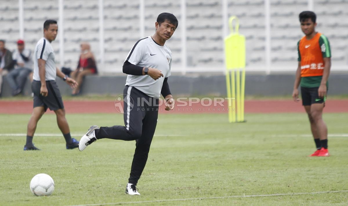 Aksi pelatih Indra Sjafri mencontohkan langsung gerakan kepada pemainnya dalam latihan.
