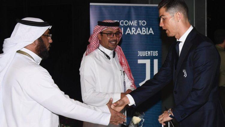 Pemain Juventus, Cristiano Ronaldo baru tiba di Arab Saudi untuk laga kontra AC Milan.
