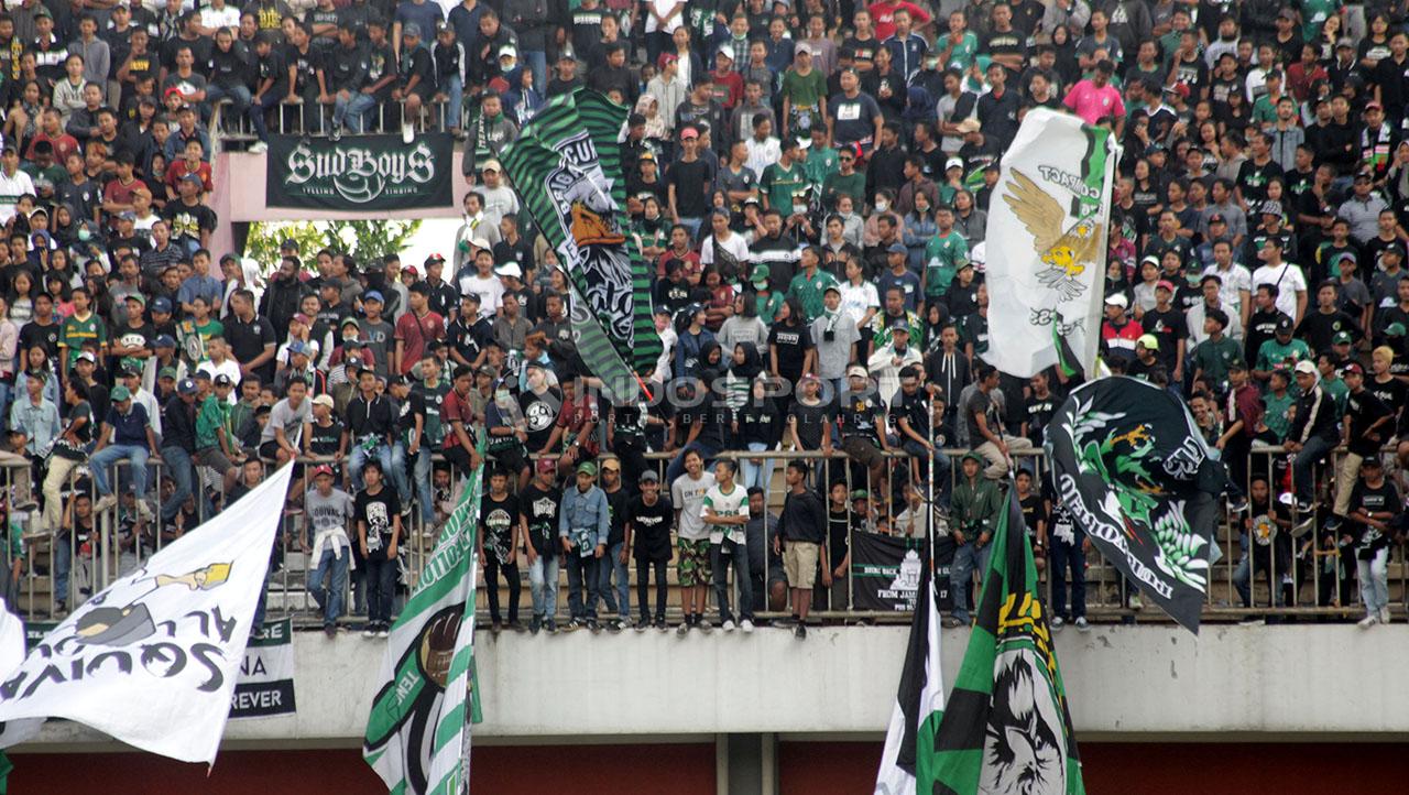 Sejumlah suporter PSS Sleman, Brigata Curva Sud (BCS) membentangkan giant flag. - INDOSPORT