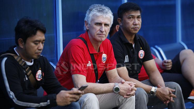 Pelatih Ivan Kolev melihat latihan perdana bersama Persija Jakarta. - INDOSPORT
