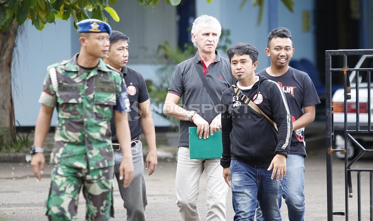 Pelatih anyar Persija Jakarta, Ivan Kolev (tengah) saat keluar dari Mess pemain di lapangan PS AU, TNI AU, Halim di dampingi manajer Ardhi Tjahjoko dan perwakilan Media Officer tim Macan Kemayoran.