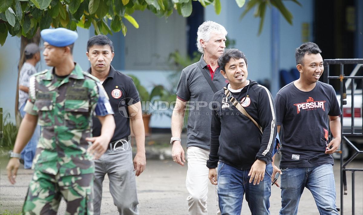 Pelatih anyar Persija Jakarta, Ivan Kolev (tengah) saat keluar dari Mess pemain di lapangan PS AU, TNI AU, Halim di dampingi manajer Ardhi Tjahjoko dan perwakilan Media Officer tim Macan Kemayoran.