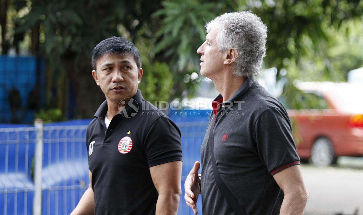 Pelatih anyar Persija Jakarta, Ivan Kolev (tengah) saat berdiskusi dengan manajer Ardhi Tjahjoko.