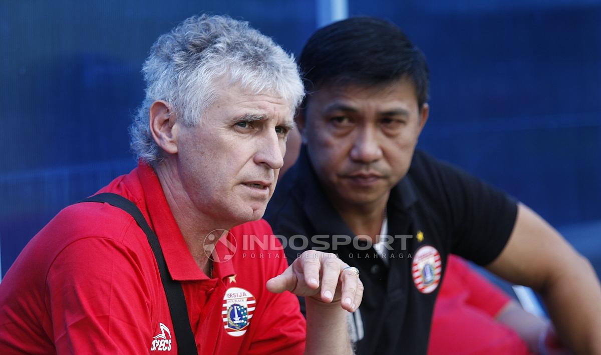 Pelatih anyar Persija Jakarta, Ivan Kolev saat memantau latihan tim di lapangan PS AU, TNI AU, Halim.