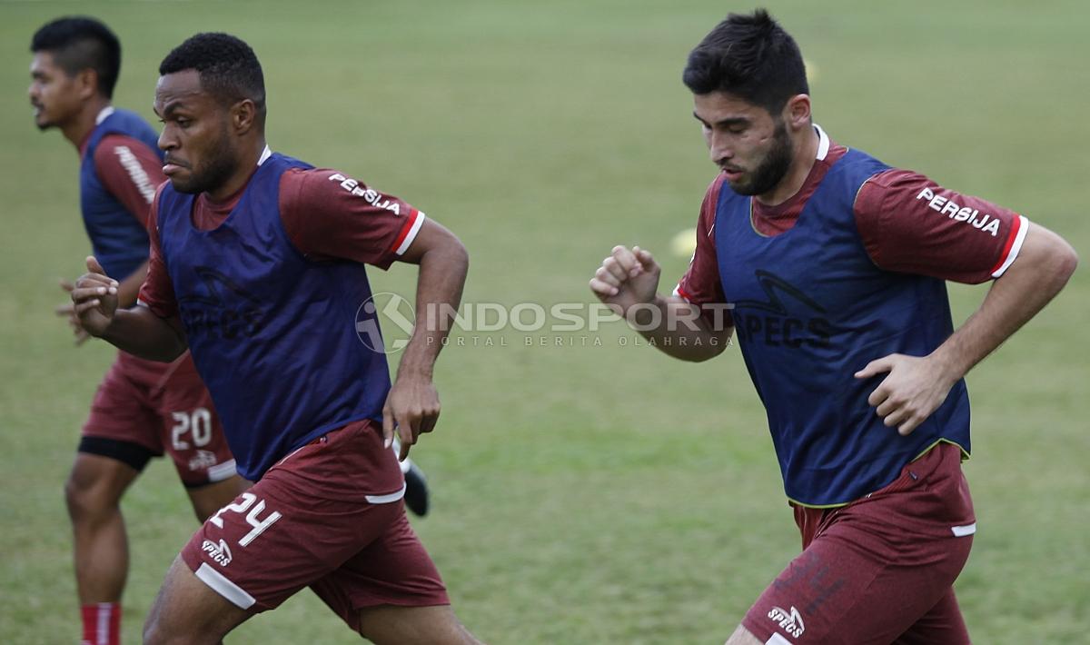 Pemain baru Persija asal Uzbekistan, Jakhongir Abdumuminov (kanan) dan Bambang Pamungkas (kiri) melakukan sprint kecil dalam latihan.