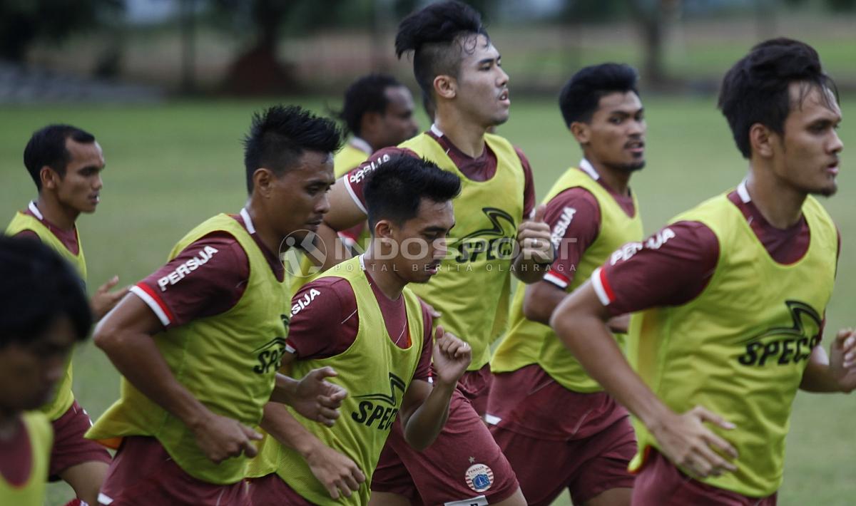 Para pemain Persija melakukan jogging dalam latihan.