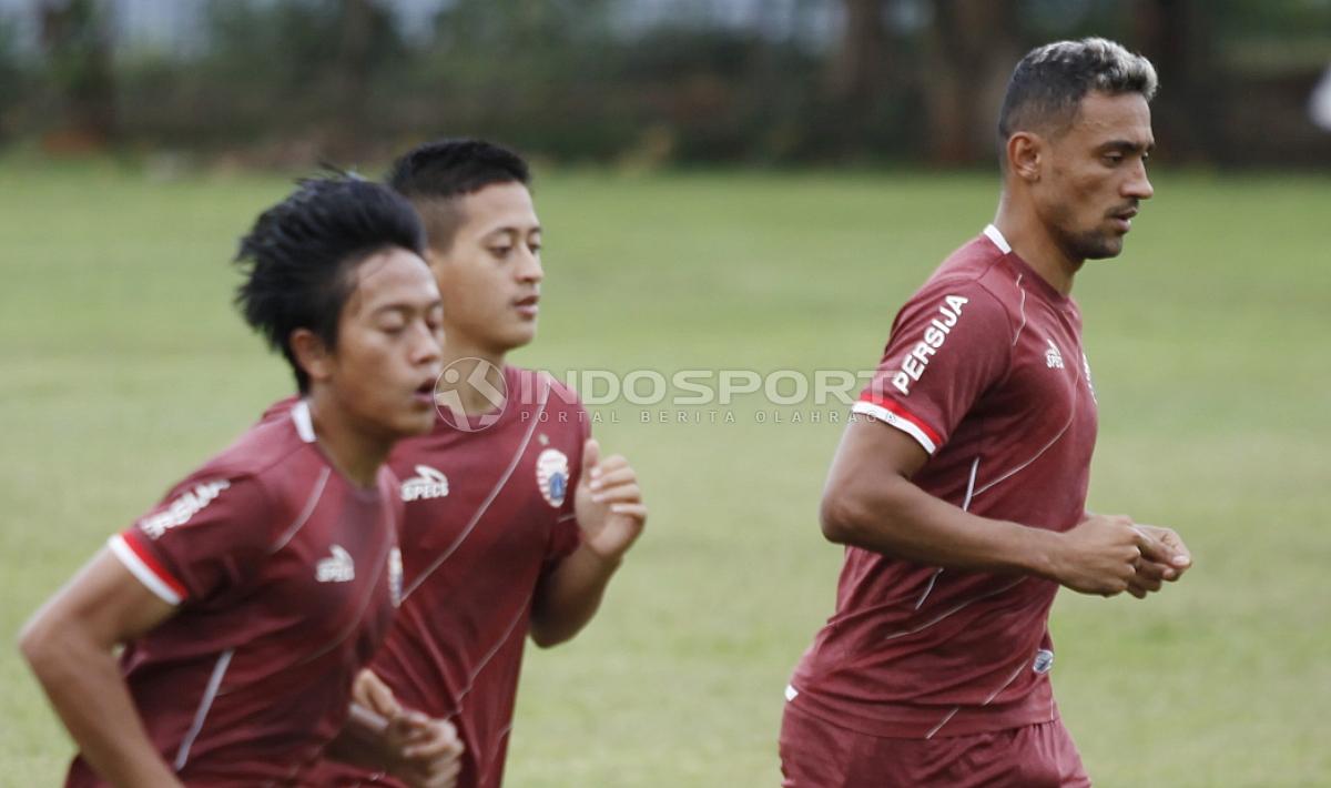 Pemain baru Persija, Bruno Matos (kanan) saat melakukan jogging dalam latihan.