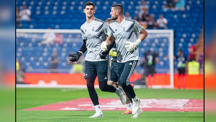 Thibaut Courtois (kiri) dan Kiko Casilla, 2 kiper Real Madrid saat sedang berlatih.