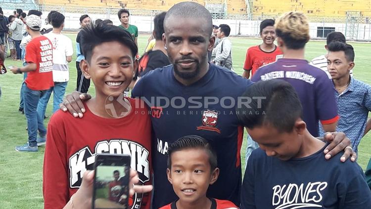 Greg Nwokolo dan Andik Vermansyah menjadi rebutan fans MU untuk berfoto Copyright: Ian Setiawan/INDOSPORT