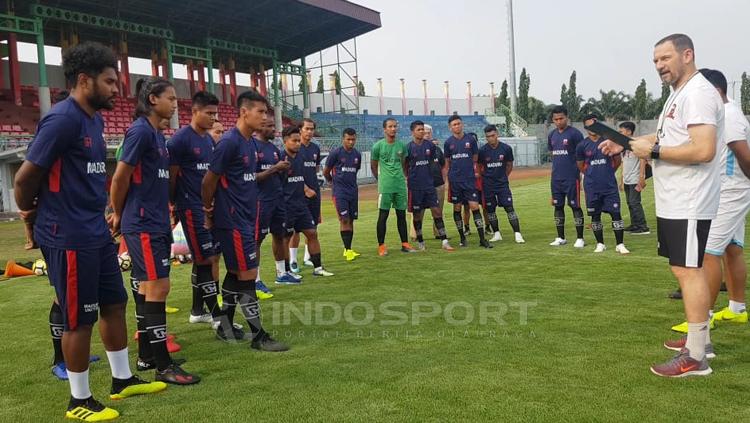 Dejan Antonic memimpin latihan bersama penggawa Madura United.