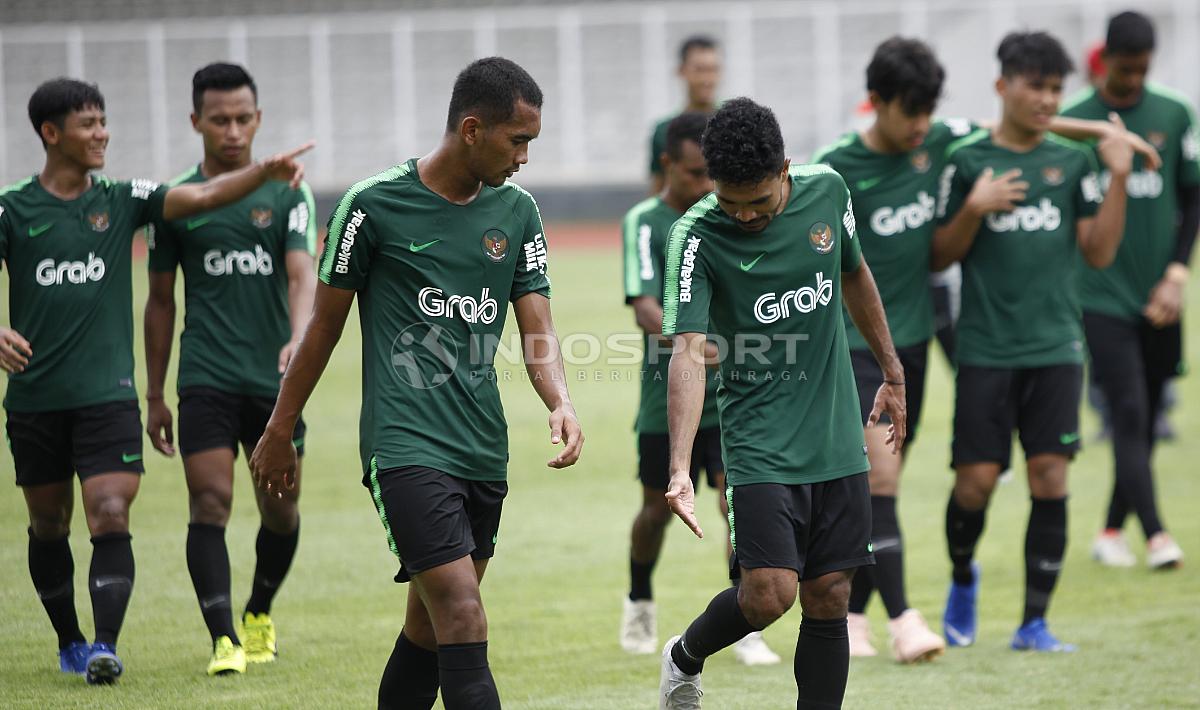 Rifal Lastori dan Beni Oktaviansyah (tengah) berdiskusi usai melakukan latihan di Timnas Indonesia U-22.