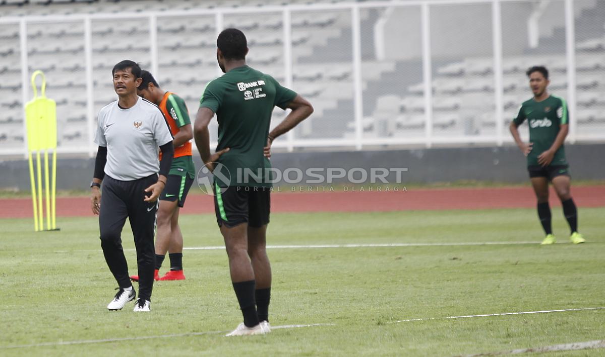 Pelatih Indra Sjafri memberikan arahan kepada pemainnya di dalam latihan.