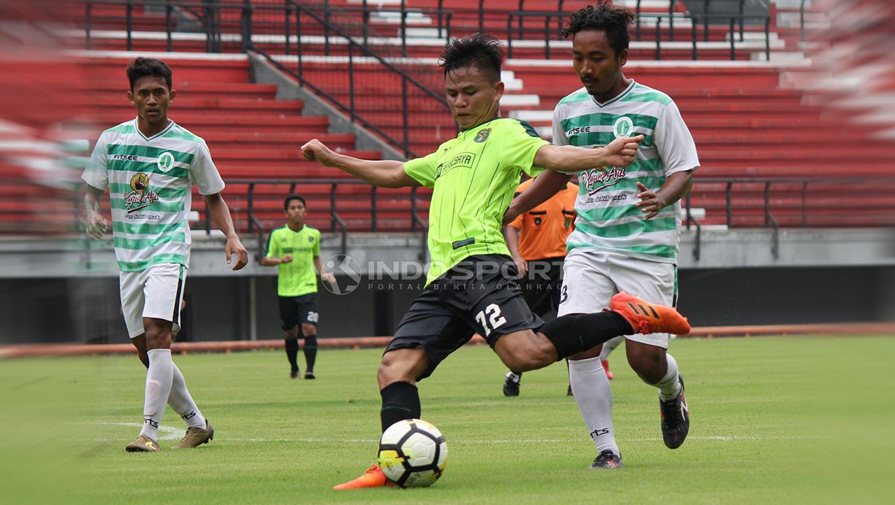 Rezam Baskoro eks Celebest FC (memakai nomor punggung 72) saat trial dengan Persebaya Surabaya. Rabu (16/1/19). Copyright: Fitra Herdian/Indosport.com
