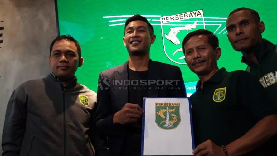 Hansamu Yama Pranata berfoto dengan manajer, pelatih, sekretaris Persebaya dan Ruben Sanadi. Rabu (16/1/19). Copyright: Fitra Herdian/Indosport.com