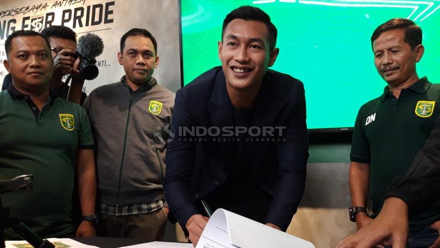 Hansamu Yama Pranata menandatangani kontrak Persebaya. Rabu (16/1/19). Copyright: Fitra Herdian/Indosport.com