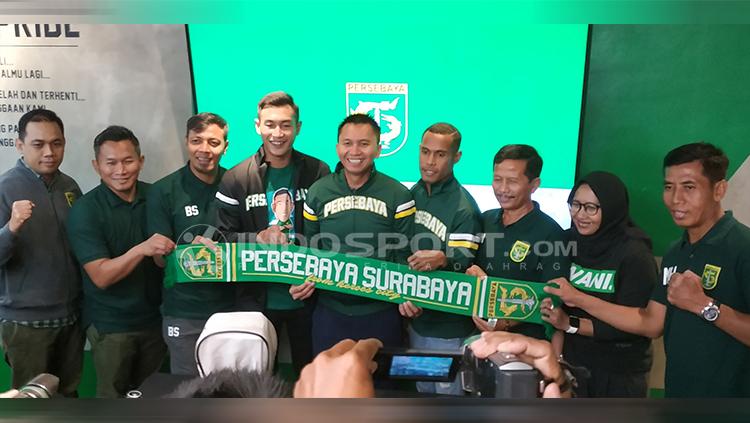 Jajaran pelatih, manajemen dan pemain Persebaya saat sesi foto. Rabu (16/1/19). Copyright: Fitra Herdian/INDOSPORT