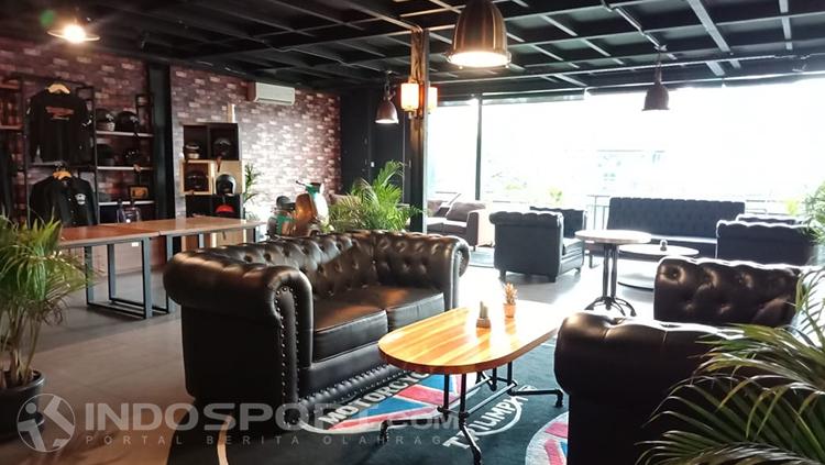 Tampak dalam No Boundary Cafe. - INDOSPORT