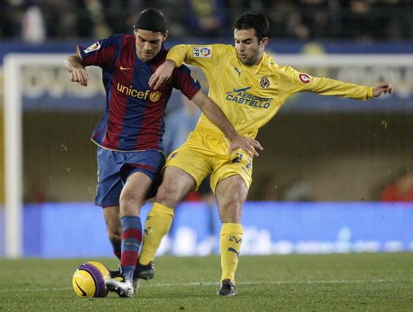 Rafael Marquez, saat menjaga pergerakkan striker Villarreal, Giuseppe Rossi pada tahun 2008 lalu. Copyright: INDOSPORT