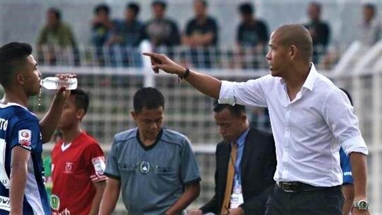 Nova Arianto berpakaian formal ketika memberikan instruksi pada anak asuhnya.