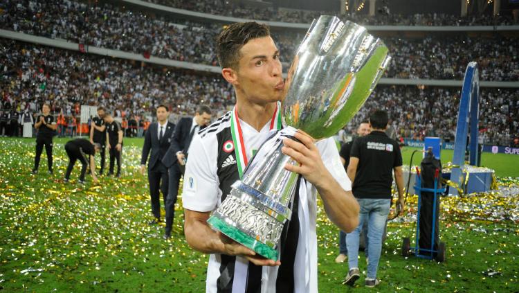 Cristiano Ronaldo, saat merayakan gelar pertamanya untuk Juventus sejak pindah musim panas lalu. Copyright: INDOSPORT