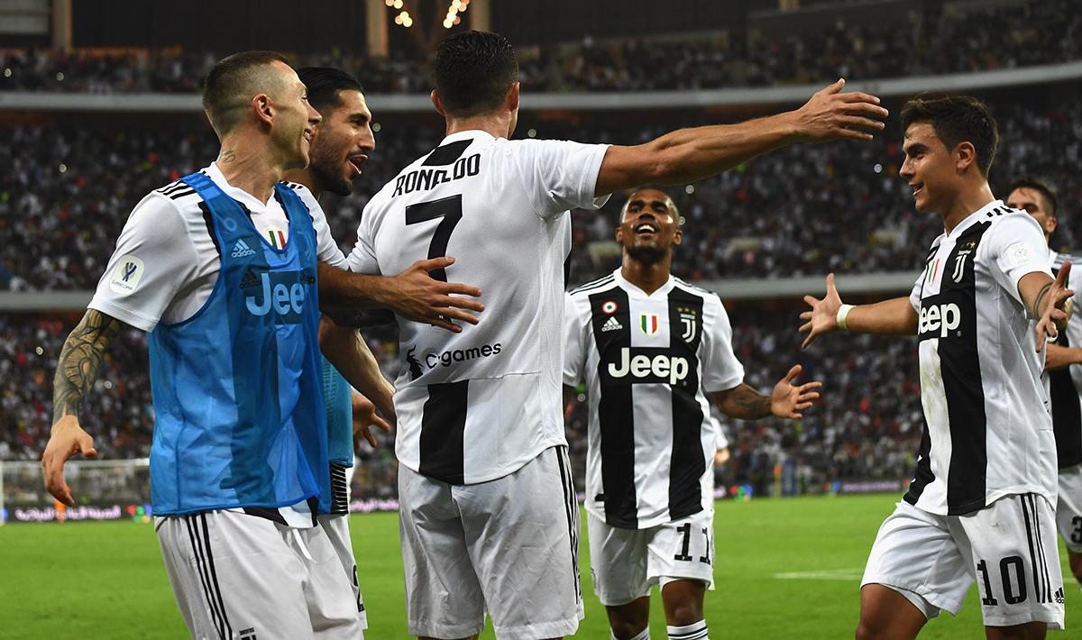 Cristiano Ronaldo akan melakukan selebrasi bersama rekan satu timnya usai mencetak gol ke gawang AC Milan pada laga Supercoppa Italiana.